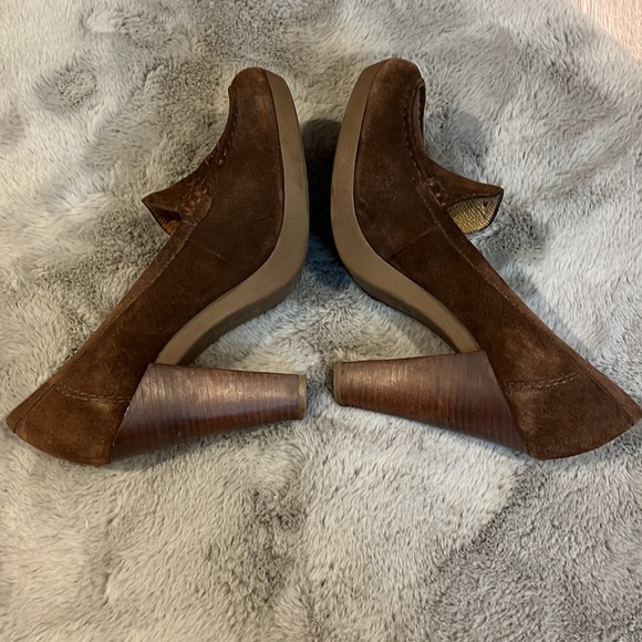 MICHEAL KORS BROWN SUEDE HEELS!! - Picture 2 of 5